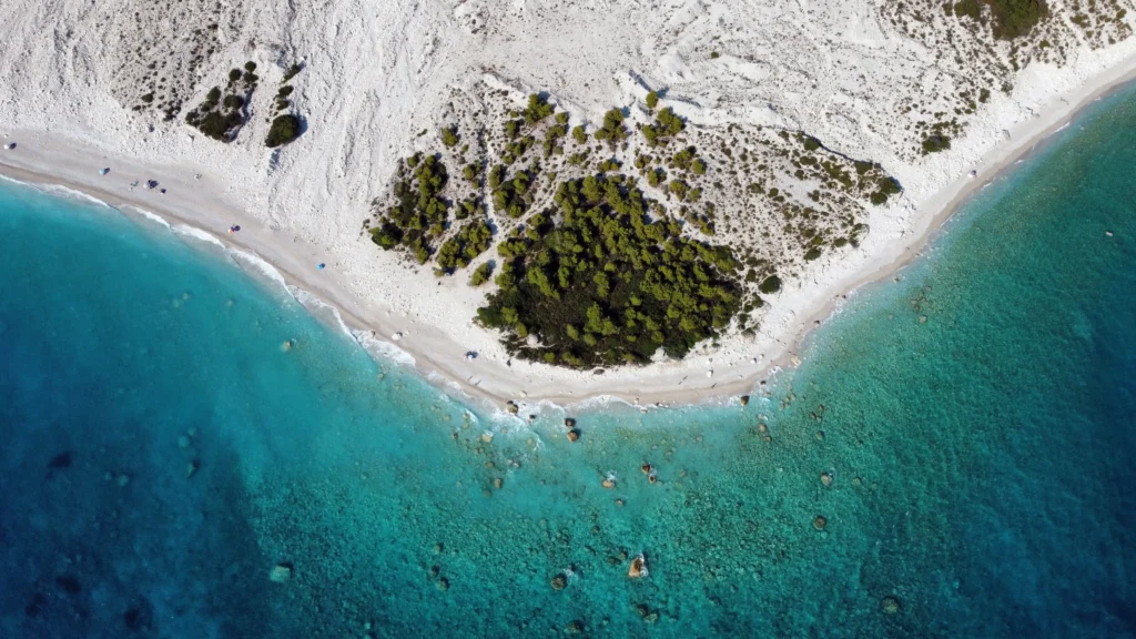 Panoramablick auf die idyllischen Palasa Strände mit weißem Sand und türkisfarbenem Wasser, Urlaub in Albanien