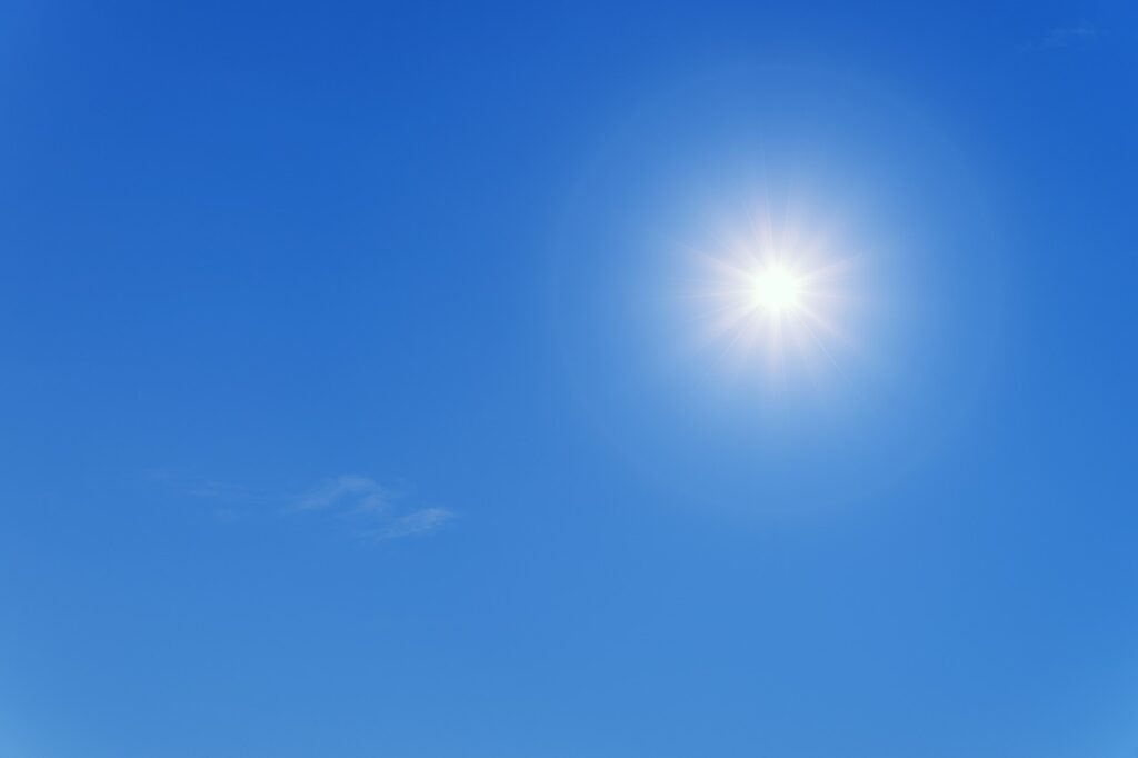 Sonne über der albanischen Küste, ein Beispiel für das warme Klima in Albanien. Wetter Albanien. Klima Albanien.