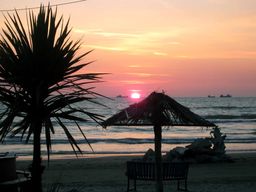 Beeindruckender Sonnenuntergang am Strand von Durrës, Albanien