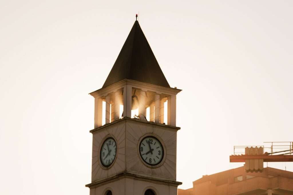 Der Uhrenturm in Tirana, Albanien - Ein markantes Wahrzeichen und eine wichtige Sehenswürdigkeit