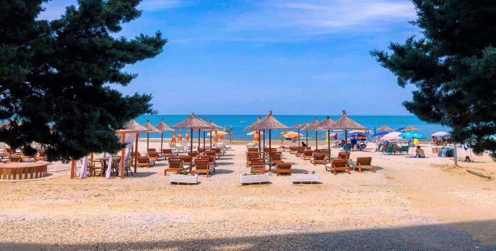 Atemberaubender Blick auf die Albanische Riviera. Beste Reisezeit Albanien.