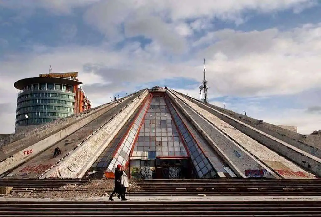 Die Pyramide von Tirana, Albanien - Ein ikonisches Wahrzeichen und beliebte Sehenswürdigkeit