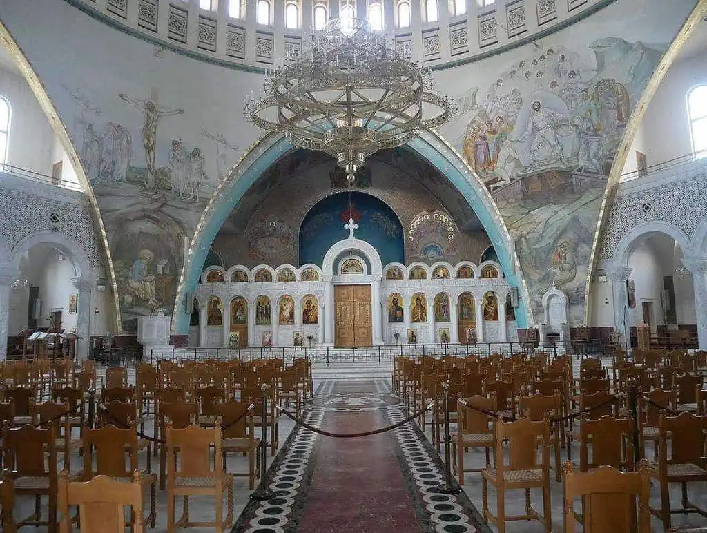 Das Innere der Orthodoxen Kathedrale in Tirana, Albanien - Eine prächtige und spirituelle Erfahrung