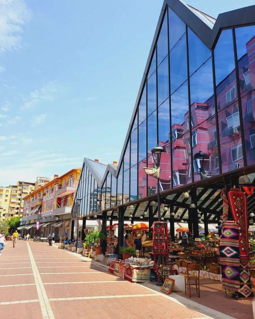 Pazari i Ri in Tirana, Albanien - Ein lebhafter Marktplatz und eine beliebte Sehenswürdigkeit