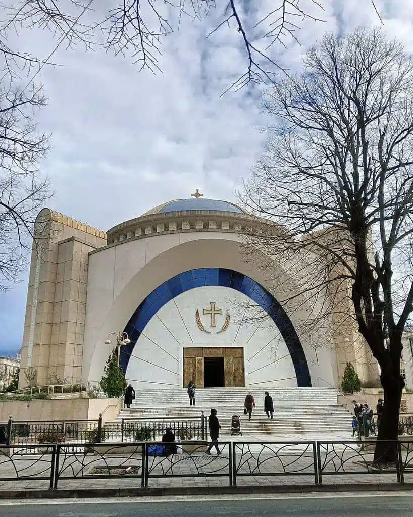 Die Orthodoxe Kathedrale in Tirana, Albanien - Ein spirituelles Zentrum und architektonisches Juwel