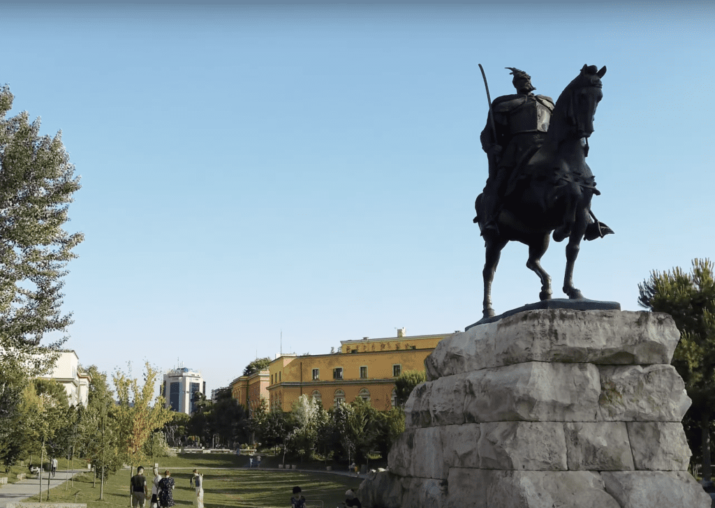 Statue von Skanderbeg auf dem Skanderbeg-Platz in Tirana, Albanien