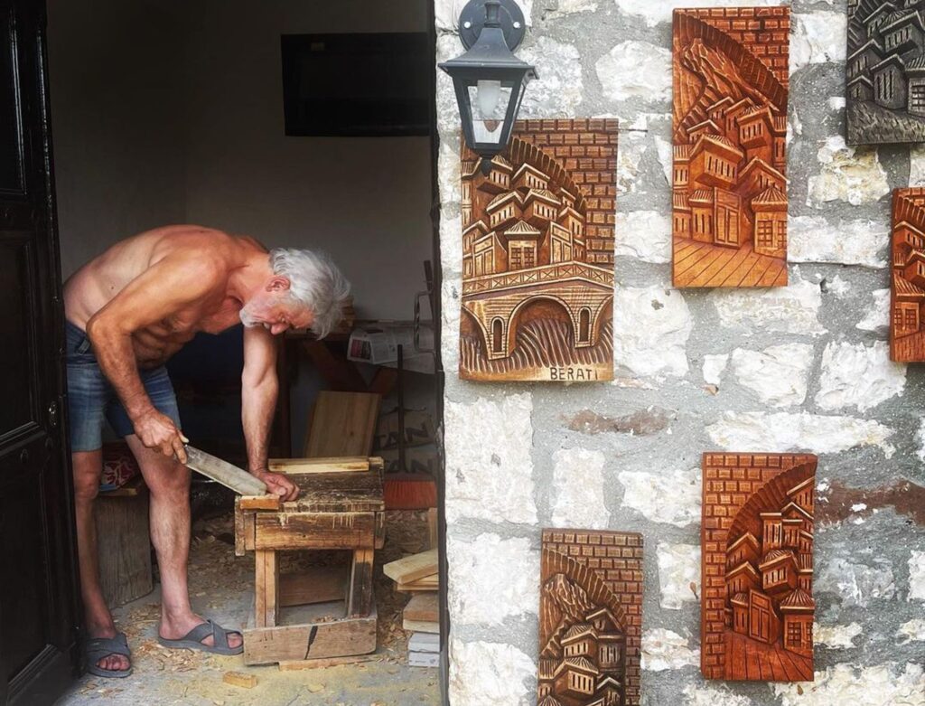 Kunsthandwerksprodukten aus Holz in Berat, Albanien