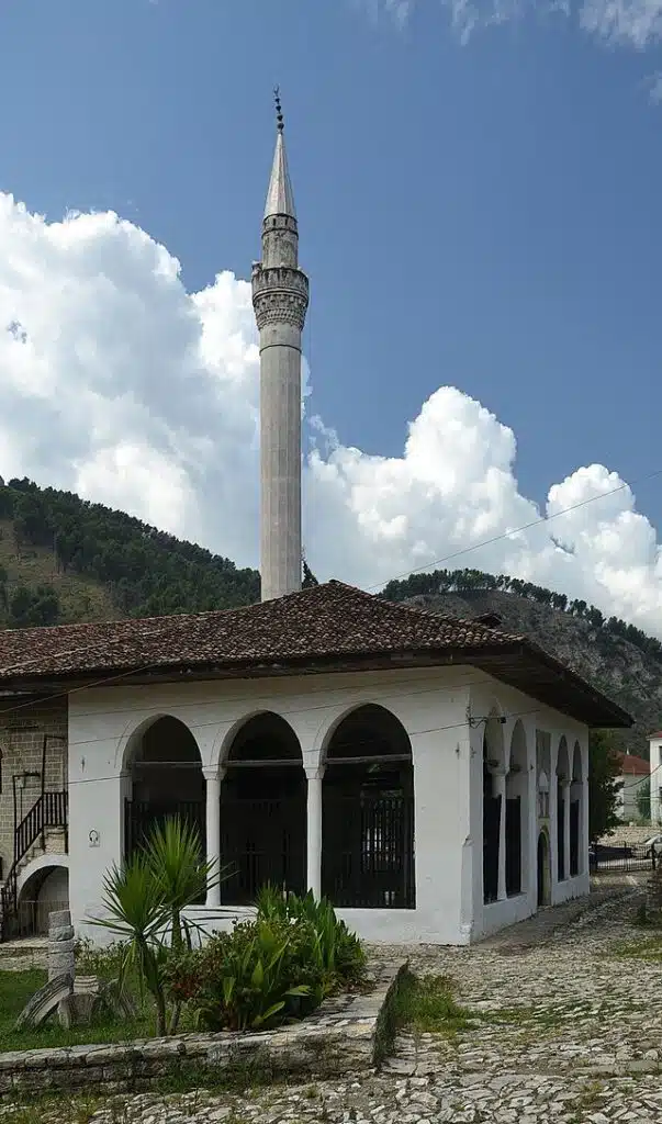 Die König-Moschee, eine der ältesten Moscheen in Berat, bietet einen Einblick in die frühe islamische Geschichte der Stadt