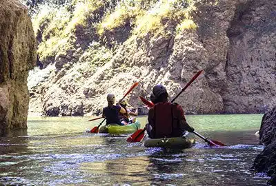 Rafting oder Kajakfahren auf dem Osum-Fluss in Berat, Albanien ist ein unvergessliches Erlebnis, das Ihnen eine einzigartige Perspektive auf die spektakuläre Naturkulisse des Canyons bietet.