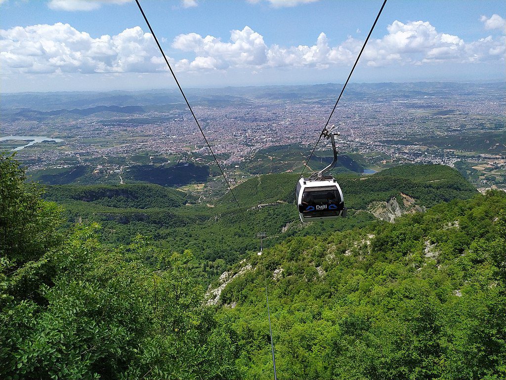 Panoramablick auf das Dajti-Gebirge in Albanien