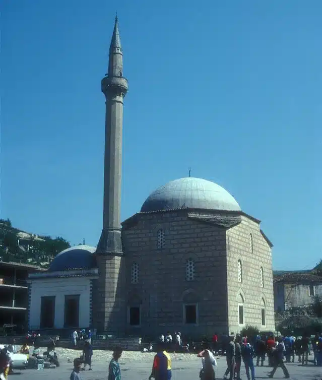 Die Blei-Moschee: Bekannt für ihr einzigartiges bleiernes Dach, ist diese Moschee ein wichtiger Ort der Anbetung und ein bemerkenswertes Beispiel für osmanische Architektur.