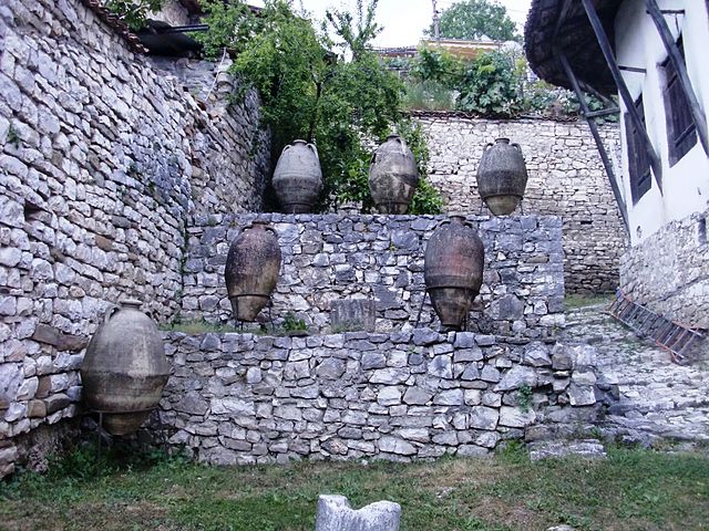 Antike Vase im Ethnographischen Museum Berat, Albanien