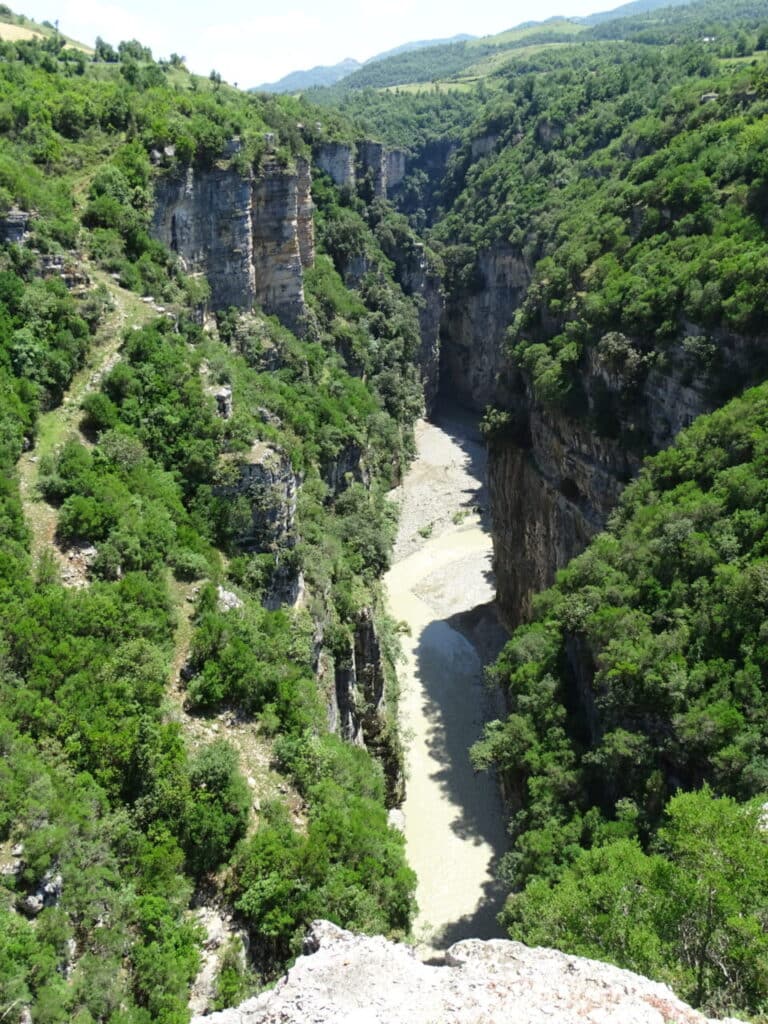 Osumi-Canyons Berat, Albanien. Dieser beeindruckende Canyon, der sich durch den Fluss Osum gebildet hat, bietet spektakuläre Ausblicke und eine einzigartige landschaftliche Schönheit.