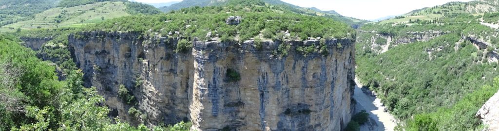 Osumi-Canyons Berat, Albanien. Dieser beeindruckende Canyon, der sich durch den Fluss Osum gebildet hat, bietet spektakuläre Ausblicke und eine einzigartige landschaftliche Schönheit.
