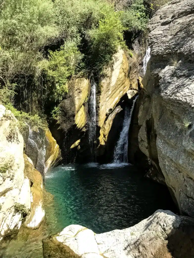 die einzigartige Landschaft mit majestätischen Wasserfällen wie dem "Bogova Waterfall(Ujëvara e Bogovës) in Berat Albanien, zu erleben.