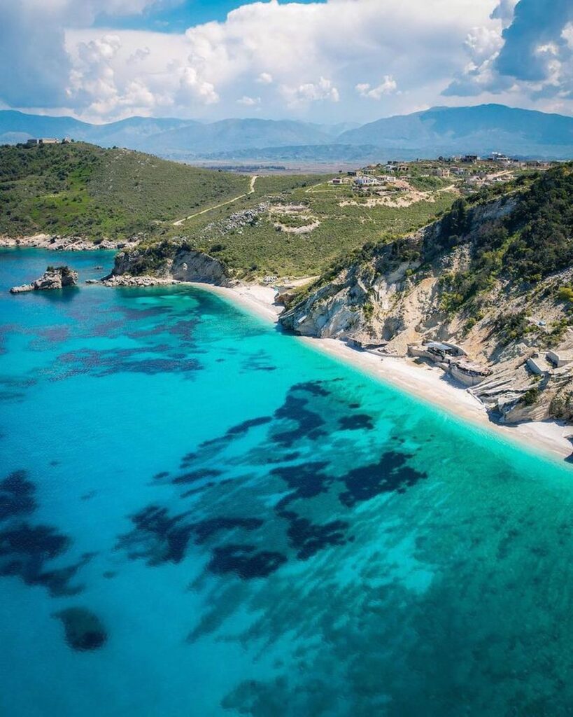 Luftaufnahme von Pulebardha Beach, der sich entlang der Küste von Saranda, Albanien, erstreckt.