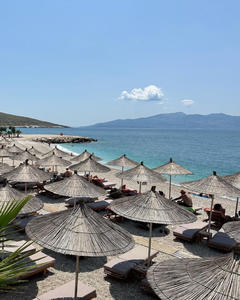 Mango Beach, ein beliebter Badeort in Saranda, Albanien.