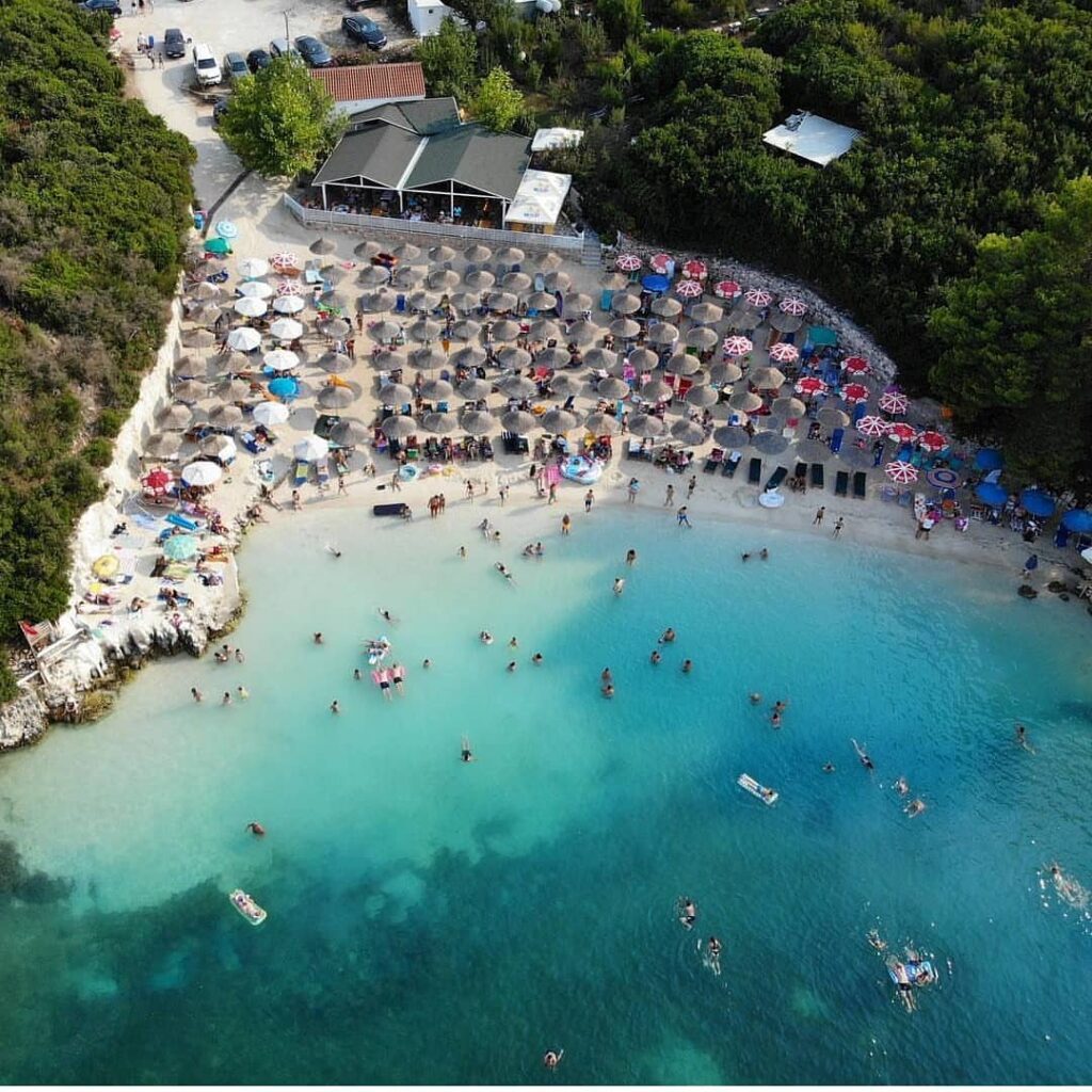 Lori Beach, ein malerischer Strand in Saranda, Albanien.