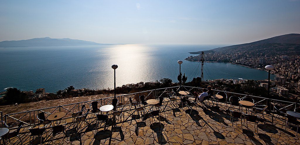 Panoramablick auf Saranda von der Burg Lëkurësi aus.