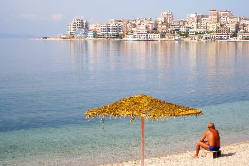 Weitläufiger Blick auf Saranda City Beach, umgeben von der Skyline der Stadt Saranda, Albanien.