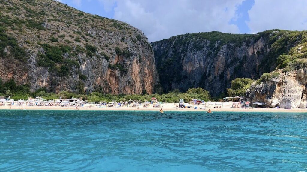 Verstecktes Paradies: Der Gjipe Strand in Dhermi, Albanien, mit seiner atemberaubenden Schlucht und dem kristallklaren Wasser.