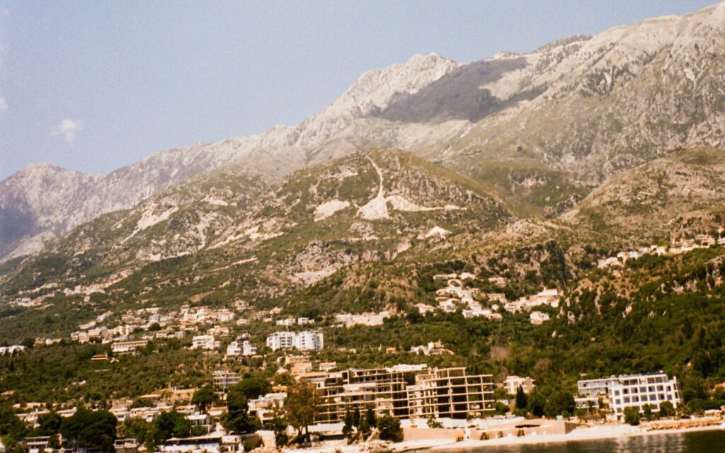 Charmanter Blick auf die engen Gassen und traditionellen Steinhäuser der Altstadt von Dhermi, Albanien, umgeben von historischer Schönheit.