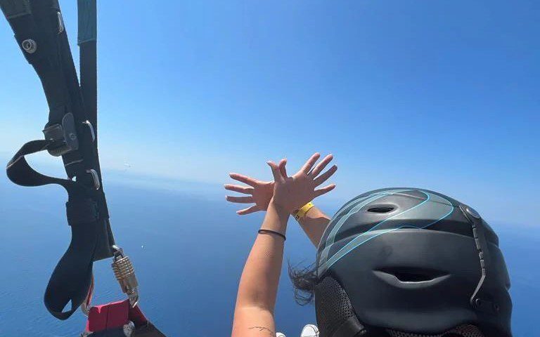 Abenteuerliche Paragliding-Erfahrung über dem Meer von Palase.