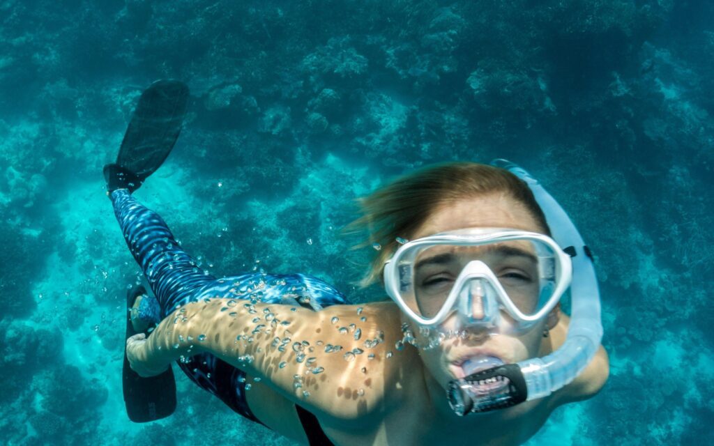 Schnorchlerin erkundet die Unterwasserwelt von Palase.