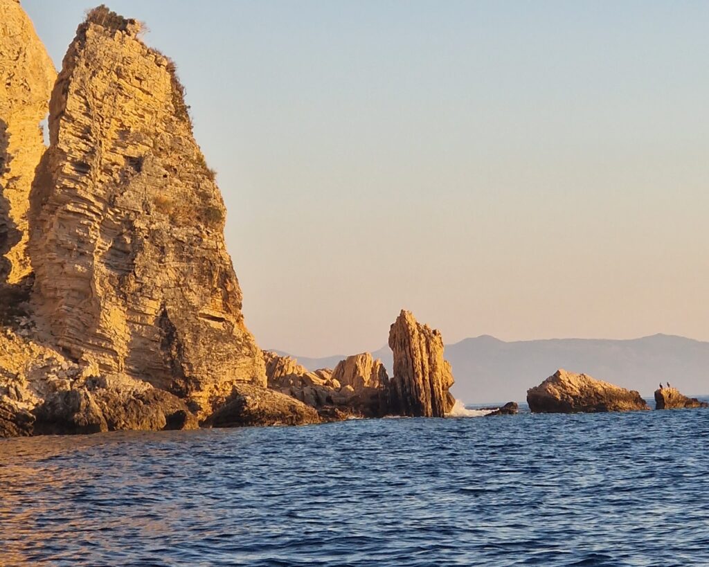 Erleben Sie die natürliche Schönheit von Qeparo: Felsen, die an die berühmten Felsen von Capri in Italien erinnern.