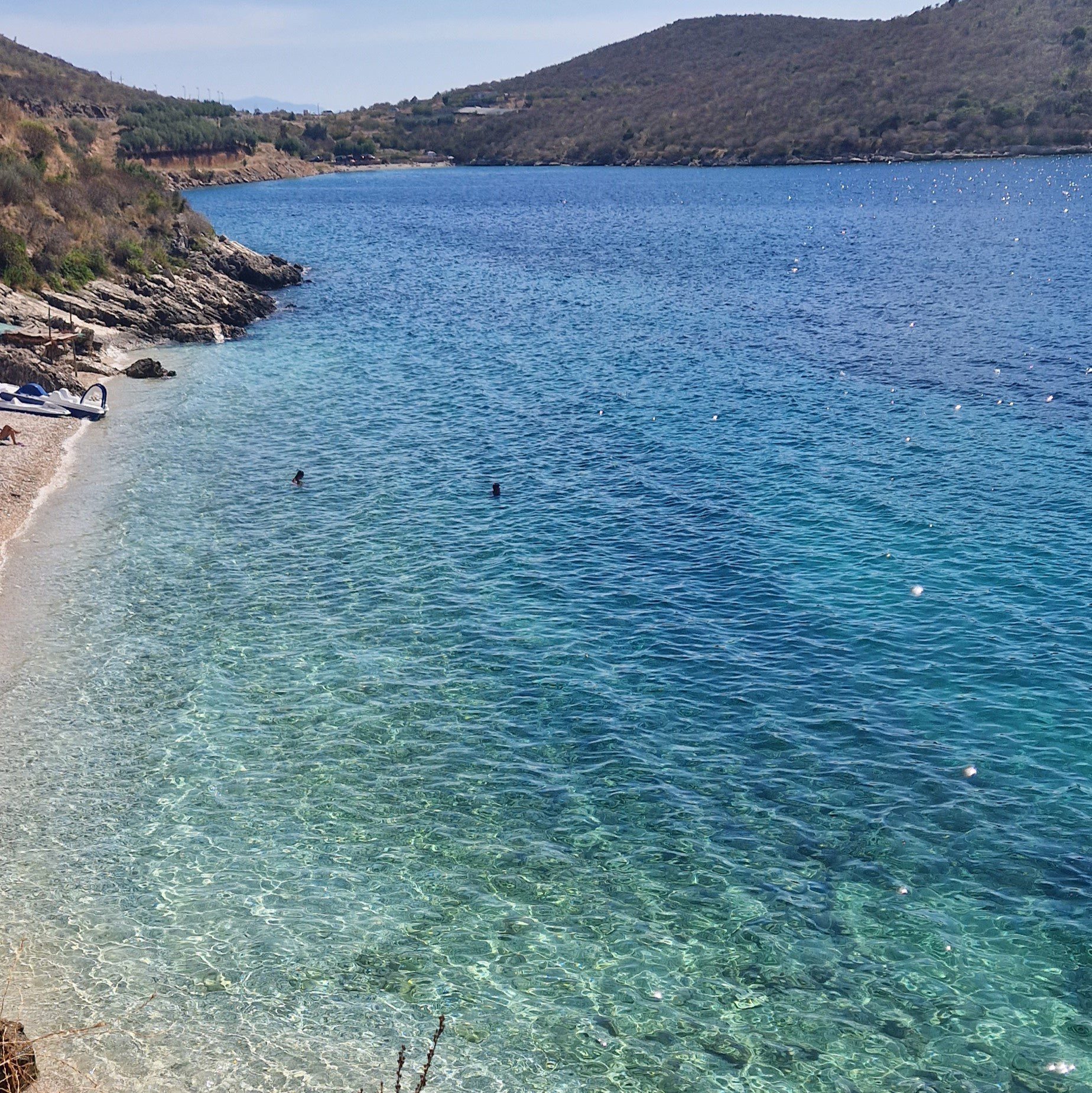 Eine idyllische Oase in Reichweite: Eine friedliche Bucht nur wenige Minuten von Qeparo entfernt, mit Blick auf die Burg von Porto Palermo und das Restaurant Nemo.
