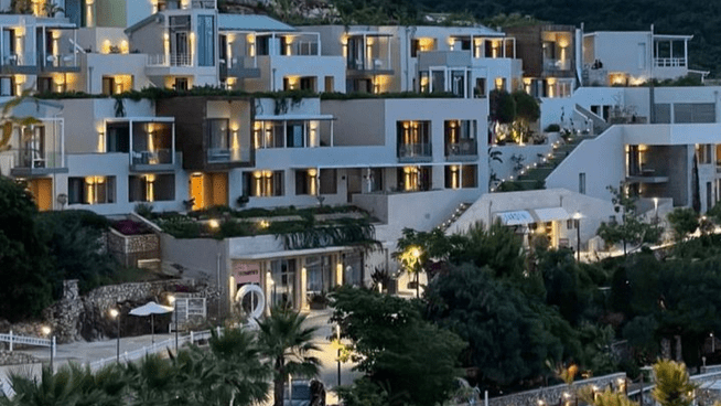 Folie Marine Beach Hotel, Jale Beach, Albanien. Luxushotel am Strand mit Blick auf das Ionische Meer.