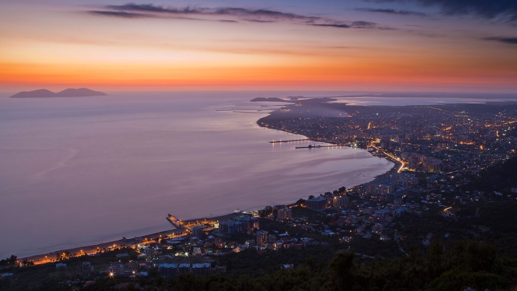 Panorama-Bild von Vlore, Albanien - Sonnenuntergang am Meer