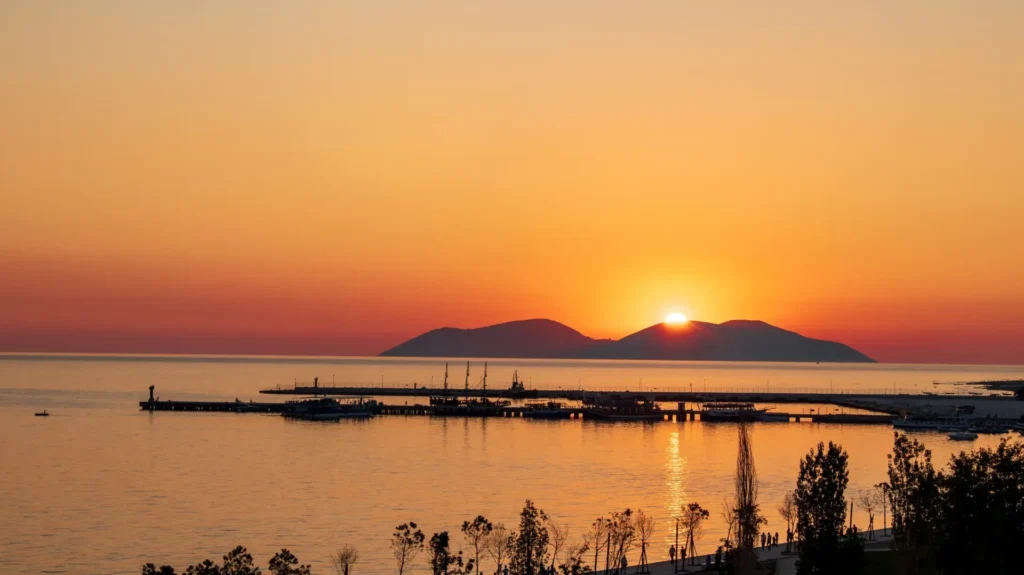 wünderschöne blick auf sazan insel von vlore mit sonnenuntergang