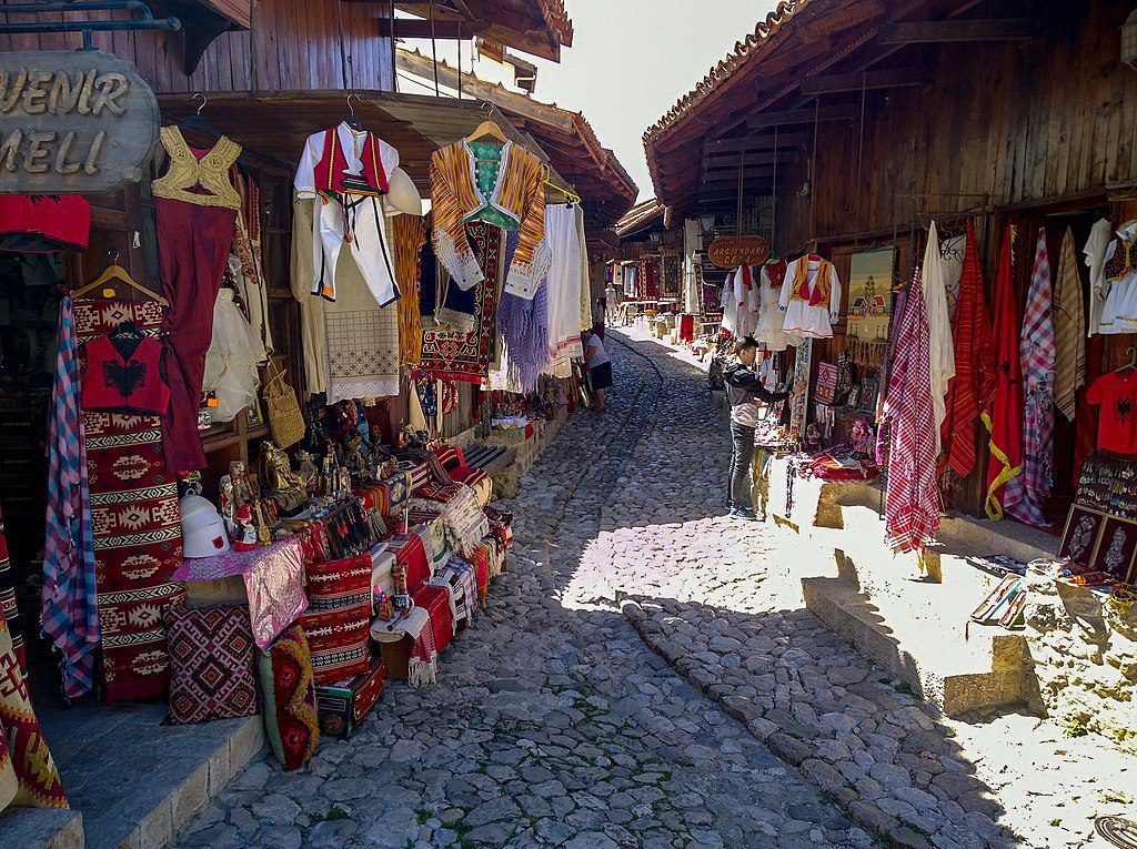 Traditioneller Basar mit Souvenirs und typischen Kleidern in Kruja, Albanien