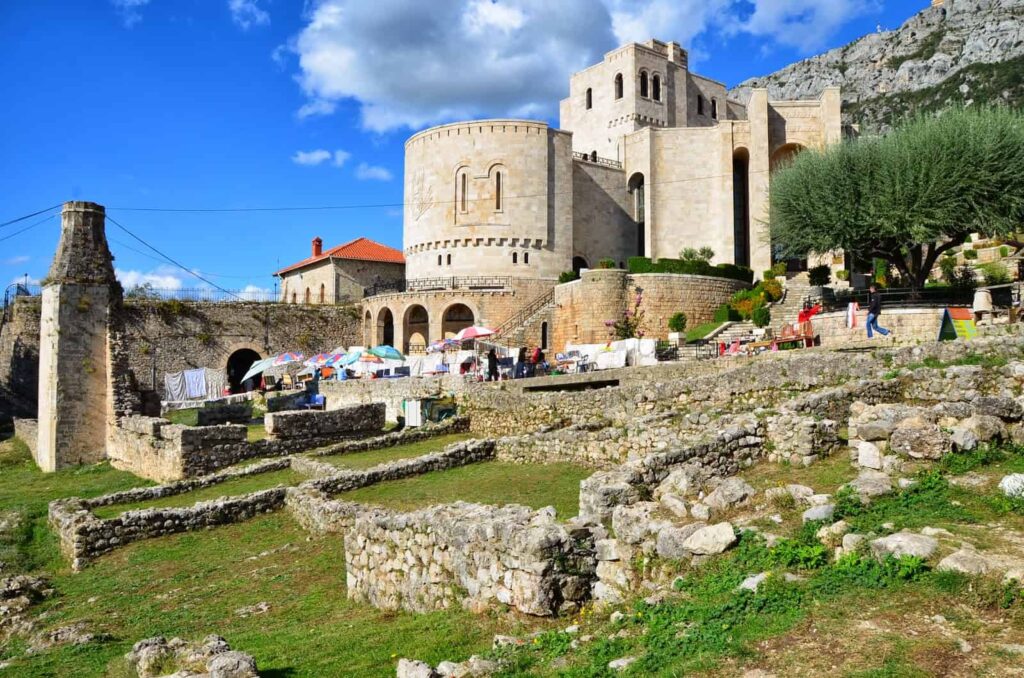 Die beeindruckende Kruja Burg, das historische Skanderbegs Museum und der Panoramablick auf die albanische Landschaft.
