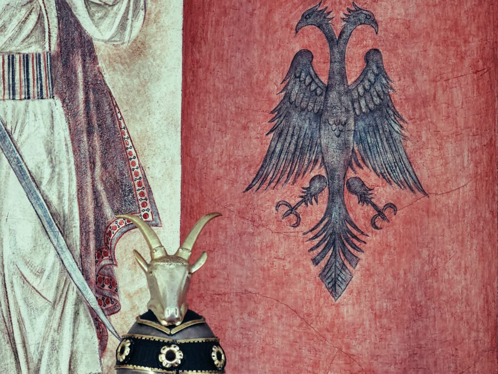 Die stolze albanische Flagge mit dem zweiköpfigen Adler und Skanderbegs Helm, Symbol des albanischen Widerstands gegen die Osmanen.