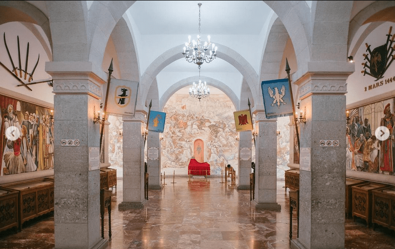 Eine beeindruckende Wandmalerei im Museum Kruja zeigt Skanderbegs legendäre Schlacht gegen die osmanischen Invasoren.