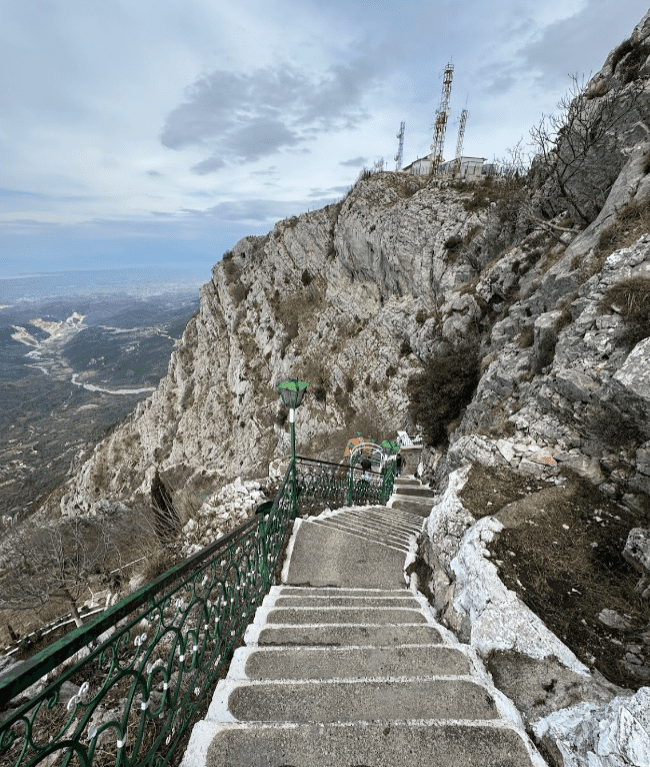 Treppe zum Sari Salltik: Genießen Sie den Aufstieg und die atemberaubende Aussicht auf Kruja, Albanien.
